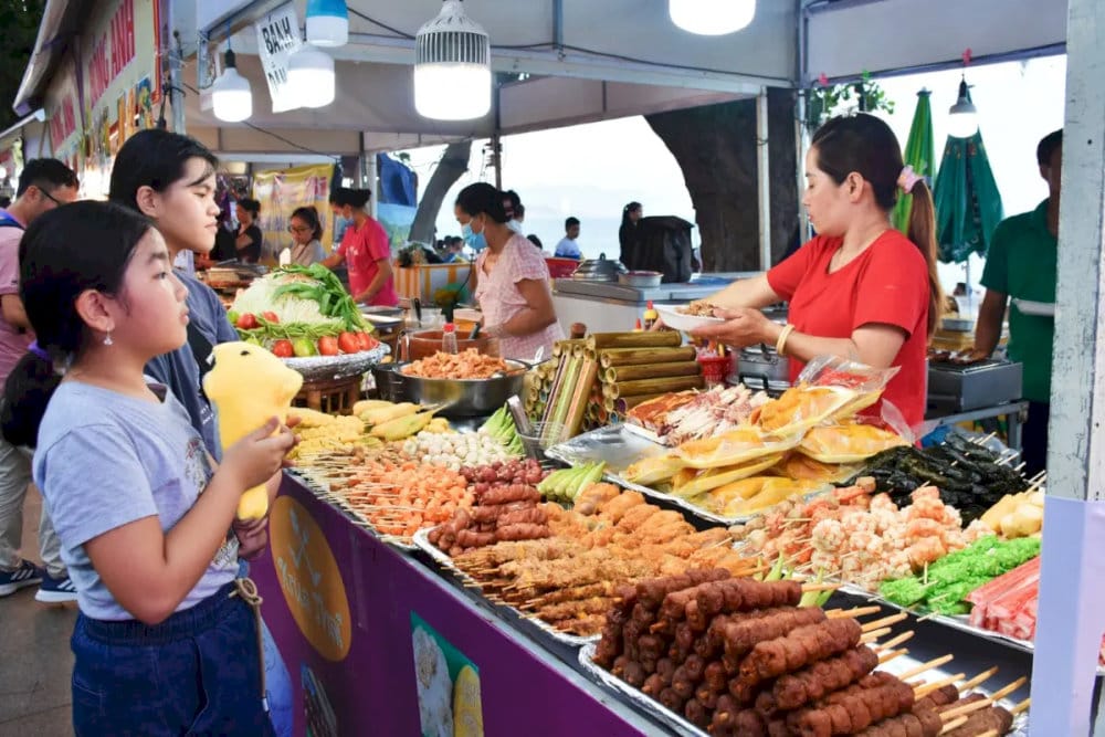 Bring cash for easy payment at the street food stalls in the market (